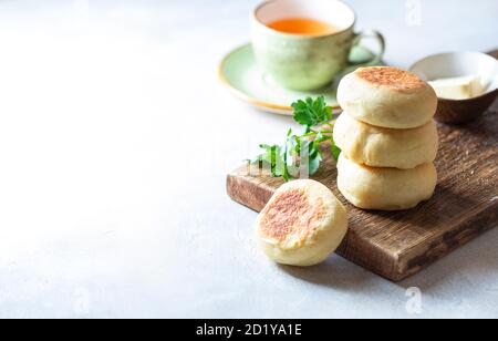 Muffin inglesi freschi fatti in casa. Colazione, concetto del mattino. Foto Stock