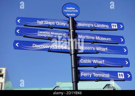 Indicazioni per il lungomare di Halifax per le attrazioni turistiche più famose A Halifax Harbourwalk Nuova Scozia Canada Foto Stock