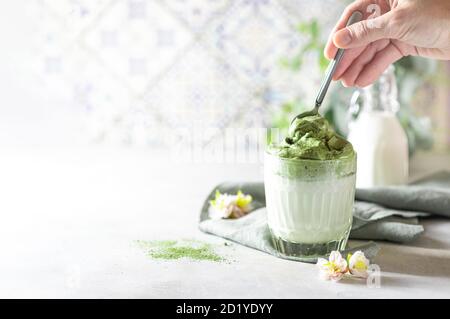 Match Dalgona latte, Match crema, su sfondo bianco. Tè verde Matcha. Foto Stock