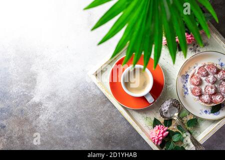 Colazione romantica a letto, tazza di caffè espresso con , vassoio con torta di lamponi e rosa rosa. Buon concetto di mattina. Foto Stock