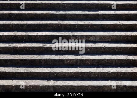 Scale di pietra medievale in una texture di sfondo giorno soleggiato Foto Stock