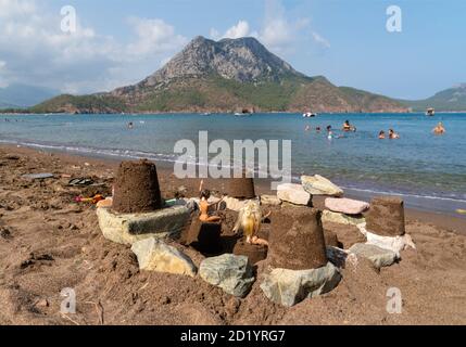 Adrasan, Antalya/Turchia-Settembre 27 2020: Vista posteriore di giocattoli di plastica con torre di sabbia in mare. Foto Stock