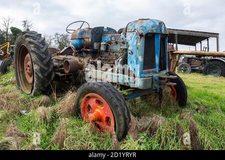 Vecchio trattore in un campo in un'azienda agricola nel Somerset Foto Stock