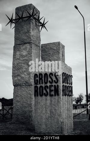 ROGOZNICA, POLONIA - 31 LUGLIO 2020. L'iscrizione sul monumento nel campo di concentramento nazista tedesco Gross-Rosen. Foto Stock