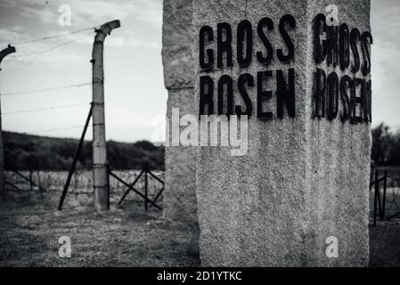 ROGOZNICA, POLONIA - 31 LUGLIO 2020. L'iscrizione sul monumento nel campo di concentramento nazista tedesco Gross-Rosen. Foto Stock