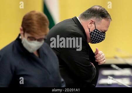 Tokyo, Giappone. 6 Ott 2020. Michael Pompeo, Segretario di Stato americano di destra, e Marise Payne, ministro degli Esteri australiano, partecipano alla riunione ministeriale quadrilatera sul dialogo sulla sicurezza (Quad) a Tokyo, Giappone, martedì 6 ottobre 2020. Credit: POOL/ZUMA Wire/Alamy Live News Foto Stock