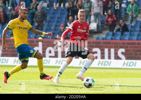 Da sinistra a destra Jannis NIKOLAOU (BS) e Marvin DUKSCH (H), azione, duelli, calcio 2 ° Bundesliga, 3 ° giorno, Hannover 96 (H) - Eintracht Braunschweig (Brunswick) (BS) 4: 1, am 3 ottobre 2020 nella HDI Arena Hannover/Germania. | utilizzo in tutto il mondo Foto Stock