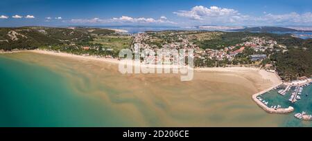 Panorama aereo della bellissima spiaggia di Rajska sull'isola di Rab in Croazia. Spiaggia Paradiso sull'isola di Rab in Croazia - la più grande spiaggia di sabbia. Foto Stock