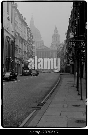 Vista di Londra nella nebbia Novembre 1968 Cattedrale di St Pauls Di Sir Christopher Wren da Ludgate Hill Foto Stock