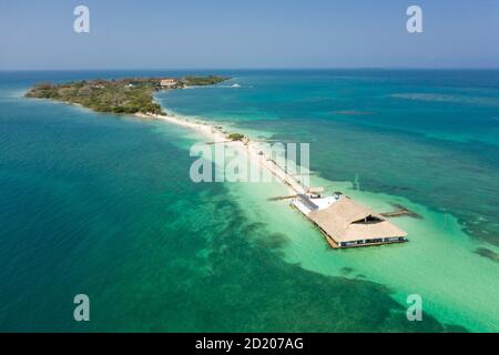 Paradiso tropicale spiaggia di sabbia bianca e zona relax sull'isola Cartagena Colombia vista aerea. Foto Stock