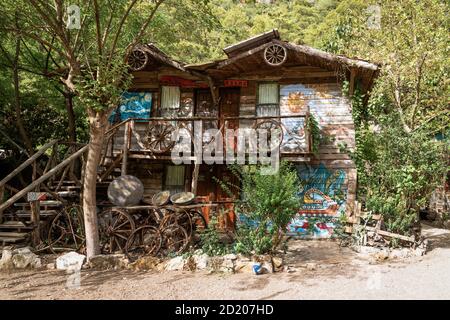 Olimpos, Antalya/Turchia-Settembre 27 2020: Case ad albero di Kadir decorate con ruote a carrine Foto Stock