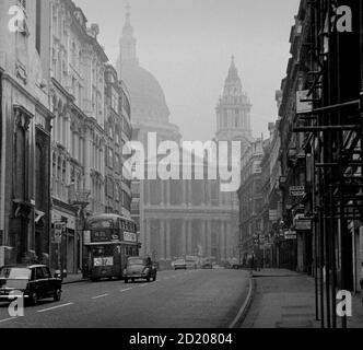 Vista di Londra nella nebbia Novembre 1968 Cattedrale di St Pauls Di Sir Christopher Wren da Ludgate Hill Foto Stock