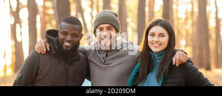 Ritratto di tre amici internazionali sullo sfondo della foresta Foto Stock