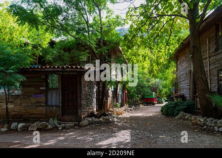 Olimpos, Antalya/Turchia-Settembre 27 2020: Case ad albero di Kadir decorate con ruote a carrine Foto Stock