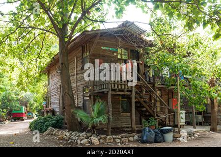 Olimpos, Antalya/Turchia-Settembre 27 2020: Case ad albero di Kadir decorate con ruote a carrine Foto Stock