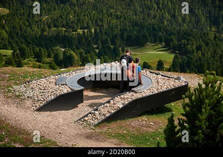 Piattaforma panoramica, la terrazza del patrimonio mondiale Mastlé a S. Cristina Val Gardena, Alto Adige, Italia Foto Stock