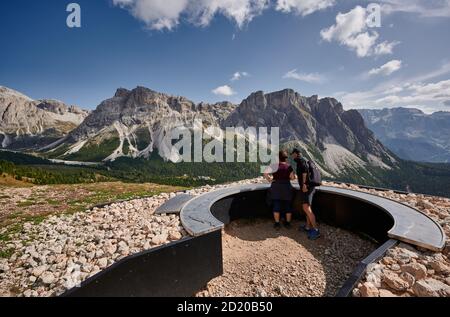 Piattaforma panoramica, la terrazza del patrimonio mondiale Mastlé a S. Cristina Val Gardena, Alto Adige, Italia Foto Stock