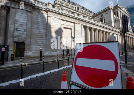 Deviazione stradale a Bank Junction, nel cuore della città di Londra, non causando l'ingresso di veicoli a Bank of England o Royal Exchange, Londra, Inghilterra Foto Stock