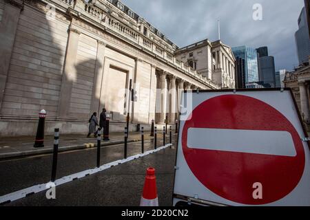 Deviazione stradale a Bank Junction, nel cuore della città di Londra, non causando l'ingresso di veicoli a Bank of England o Royal Exchange, Londra, Inghilterra Foto Stock