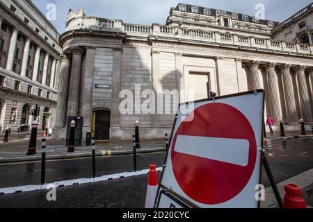 Deviazione stradale a Bank Junction, nel cuore della città di Londra, non causando l'ingresso di veicoli a Bank of England o Royal Exchange, Londra, Inghilterra Foto Stock