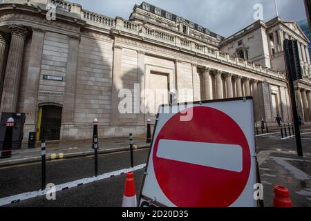 Deviazione stradale a Bank Junction, nel cuore della città di Londra, non causando l'ingresso di veicoli a Bank of England o Royal Exchange, Londra, Inghilterra Foto Stock