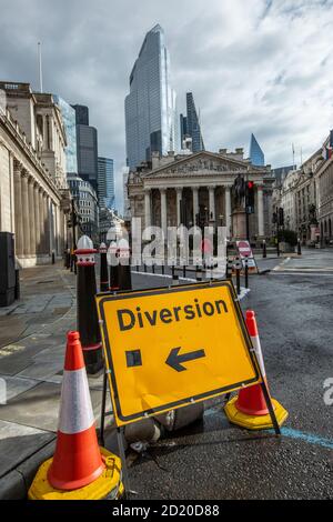 Deviazione stradale a Bank Junction, nel cuore della città di Londra, non causando l'ingresso di veicoli a Bank of England o Royal Exchange, Londra, Inghilterra Foto Stock