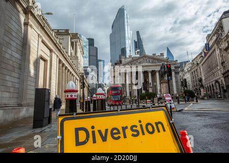 Deviazione stradale a Bank Junction, nel cuore della città di Londra, non causando l'ingresso di veicoli a Bank of England o Royal Exchange, Londra, Inghilterra Foto Stock