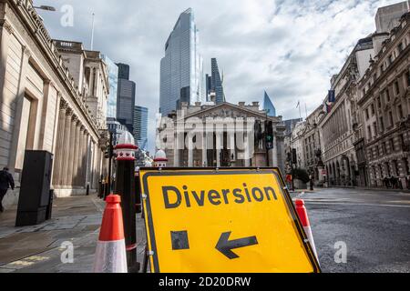 Deviazione stradale a Bank Junction, nel cuore della città di Londra, non causando l'ingresso di veicoli a Bank of England o Royal Exchange, Londra, Inghilterra Foto Stock