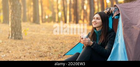 Happy hiker femmina bere tè e guardando lo spazio di copia Foto Stock