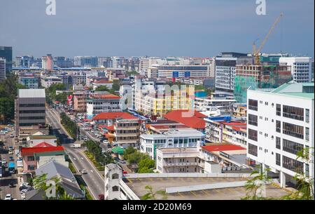 Kota Kinabalu, Malesia - 17 Marzo 2019: Kota Kinabalu quartiere centrale, paesaggio urbano aereo con edifici moderni Foto Stock
