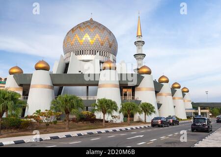 Kota Kinabalu, Malesia - 17 Marzo 2019: Esterno della Moschea di Stato di Sabah di giorno Foto Stock