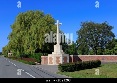 La Croce del sacrificio al cimitero militare di Lijssenthoek (prima guerra mondiale) progettato da Sir Reginald Blomfield, a Poperinge, Belgio Foto Stock