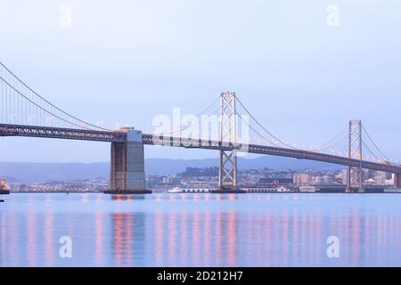 Ponte della baia di San francisco-oakland all'alba, San Francisco, California, Stati Uniti Foto Stock
