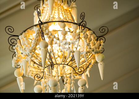 Lampadario sospeso come arredamento interno alla cena di gala aziendale o. festa dell'evento Foto Stock