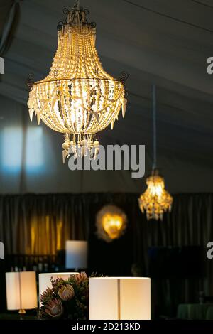 Lampadario sospeso come arredamento interno alla cena di gala aziendale o. festa dell'evento Foto Stock