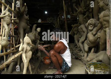 Guwahati, Assam, India. 6 Ott 2020. Artista indiano Clay fare idoli della Dea Durga in vista della celebrazione del festival indù Durga puja a Guwahati Assam India martedì 6 ottobre 2020. Credit: Dasarath Deka/ZUMA Wire/Alamy Live News Foto Stock