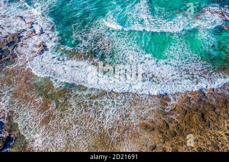 Fuerteventura. Vulcano Beach. Onde. Vista dall'alto di un drone al Bay. Spagna Foto Stock