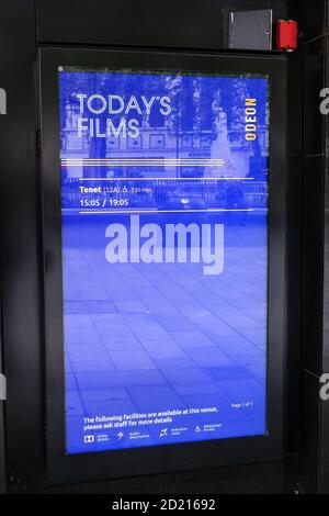 Odeon Luxe, Leicester Square, Londra, Regno Unito. 6 Ott 2020. Boris Johnson, primo Ministro, esorta le persone a visitare il cinema dopo che Cineworld ha intenzione di chiudere i cinema. L'ammiraglia Odeon Luxe Leicester Square, è solo la proiezione di un film, Tenet di Christopher Nolan. Credit: Matthew Chpicle/alamy Live News Foto Stock