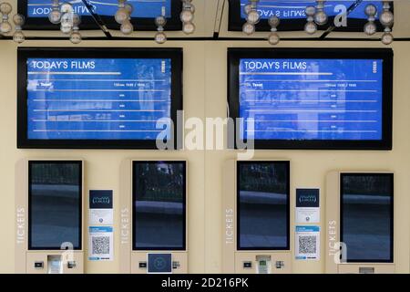 Odeon Luxe, Leicester Square, Londra, Regno Unito. 6 Ott 2020. Boris Johnson, primo Ministro, esorta le persone a visitare il cinema dopo che Cineworld ha intenzione di chiudere i cinema. L'ammiraglia Odeon Luxe Leicester Square, è solo la proiezione di un film, Tenet di Christopher Nolan. Credit: Matthew Chpicle/alamy Live News Foto Stock