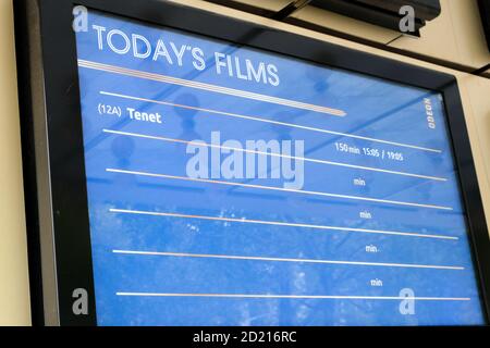 Odeon Luxe, Leicester Square, Londra, Regno Unito. 6 Ott 2020. Boris Johnson, primo Ministro, esorta le persone a visitare il cinema dopo che Cineworld ha intenzione di chiudere i cinema. L'ammiraglia Odeon Luxe Leicester Square, è solo la proiezione di un film, Tenet di Christopher Nolan. Credit: Matthew Chpicle/alamy Live News Foto Stock