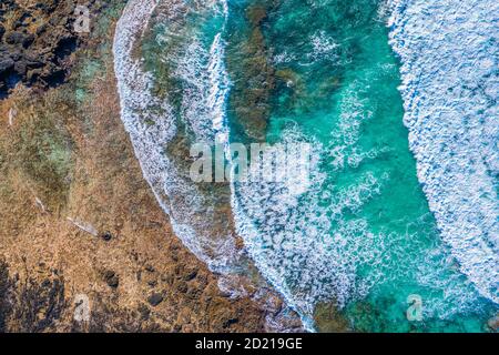 Fuerteventura. Vulcano Beach. Onde. Vista dall'alto di un drone al Bay. Spagna Foto Stock