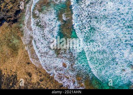 Fuerteventura. Vulcano Beach. Onde. Vista dall'alto di un drone al Bay. Spagna Foto Stock