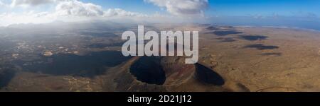 Vulcan Fuerteventura Calderon Hondo e montagna vulcanica. Drone Shot Isola Canarie, Spagna Foto Stock