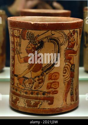 Vaso decorato con scene cortili. Ceramica dipinta. Cultura Maya. Periodo tardo Classico (600-900 d.C.). Mesoamerica. Centrale, America, americana, Foto Stock