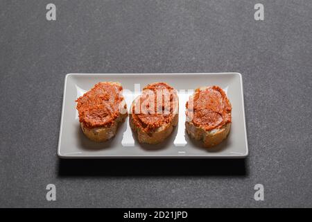 Tipica carne mediterranea preparata con maiale e paprika Foto Stock