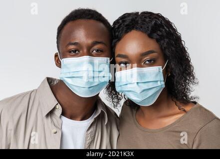 Ritratto di giovane coppia afroamericana indossando maschere protettive Foto Stock