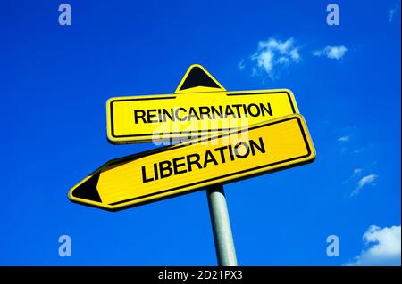 Reincarnazione o Liberazione - segnale stradale con due opzioni - concetto buddista / indù di aldilà e cicli spirituali di anima - rinascita in differire Foto Stock