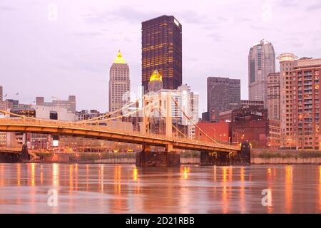 Skyline del centro e Andy Warhol Bridge sul fiume Allegheny, Pittsburgh, Pennsylvania, Stati Uniti Foto Stock