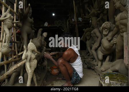 Guwahati, Assam, India. 6 Ott 2020. Artista indiano Clay fare idoli della Dea Durga in vista della celebrazione del festival indù Durga puja a Guwahati Assam India martedì 6 ottobre 2020. Credit: Dasarath Deka/ZUMA Wire/Alamy Live News Foto Stock