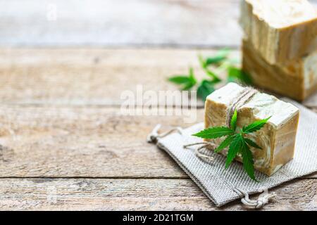 Saponette naturali fatte a mano con cannabis. Spa sapone biologico. Bar di sapone fatto in casa. Foto Stock